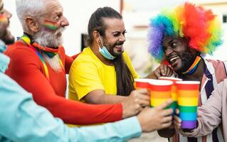 Lycklig raser människor glädjande och dricka cocktails i Gay stolthet festival händelse foto