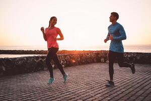 passa par joggning Nästa de strand - sportig ung människor håller på med springa träna session utomhus- - friska, ungdom och sport aktivitet livsstil begrepp foto