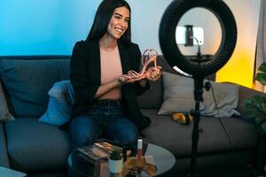 kvinna influencer vlogging uppkopplad med smartphone kam och ringa led från Hem - ungdom människor med social media och smart arbetssätt begrepp foto