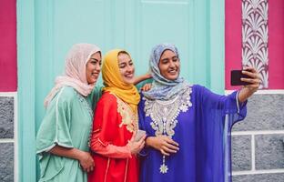 Lycklig muslim flickor tar selfie med mobil smartphone kamera utomhus- - arab ung kvinnor framställning Foto för social media nätverk - vänskap, teknologi, religion och ungdom människor livsstil begrepp