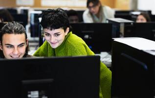 ung klasskamrater studerar tillsammans i hög skola - utbildning begrepp foto