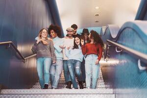 grupp ung vänner har roligt i tunnelbana underjordisk storstads - Lycklig trendig människor delning tid och skrattande tillsammans - ungdom tusenåriga vänskap livsstil begrepp foto