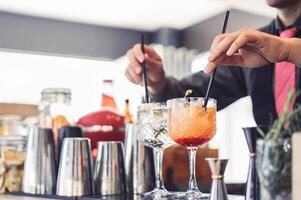 bartender framställning cocktails i underhållning bar - bartender blandning drycker och tjänande klienter i nattklubb - människor arbetssätt och yrke jobb livsstil begrepp foto