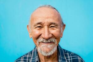 Lycklig senior man har roligt ser och leende in i de kamera - äldre människor livsstil begrepp foto