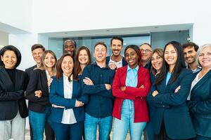 grupp av flera generationer företag team stående i främre av kamera under möte arbete - affärsmän med olika ålder och etnicitet begrepp foto