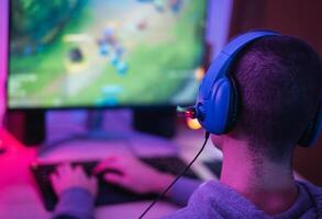 ung gamer spelar uppkopplad video spel medan strömning på social media - ungdom människor Beroende till ny teknologi spel foto