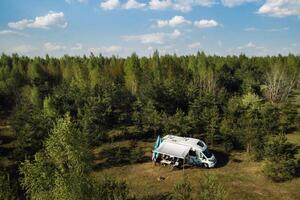 de familj är vilar i deras lopp Spår belägen i de skog i solig väder foto