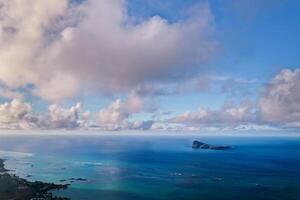 antenn bild av de norr, norr öst kust av mauritius ö. skön lagun av mauritius ö skott från ovan. foto