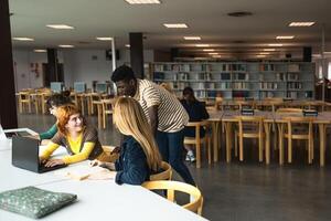 ung olika människor studerar i bibliotek - skola utbildning begrepp foto