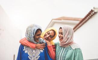 Lycklig muslim flick har roligt gående utomhus- - arab flickor delning tid och konversation tillsammans i de högskola - människor religion kultur och vänskap begrepp foto