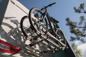 cyklar är monterad på de husbil. de begrepp av resa foto