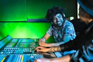 ung audio ingenjörer arbetssätt i musik inspelning studio skapande och blandning ljud - ungdom musiker människor livsstil begrepp foto