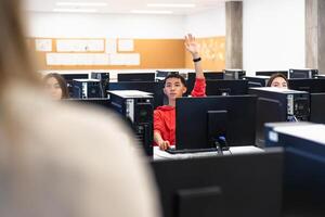 ung studenter lyssnande en lektion i hög skola - utbildning begrepp foto