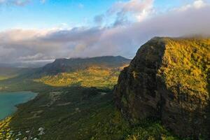 se från de höjd av de ö av mauritius i de indisk hav och de strand av le morgonbrabant foto