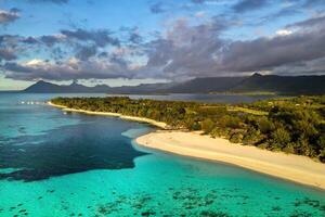 se från de höjd av de ö av mauritius i de indisk hav och de strand av le morgonbrabant foto