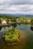 de ganga talao tempel i stor bassäng, savanne, mauritius. foto