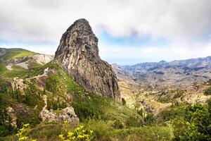 agando klippa nära garajonay parkera på la gomera ö foto