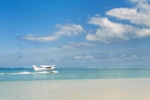sjöflygplan börjar till ta av på de ö av mauritius i de indisk hav foto
