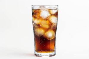 ai genererad cola med is i en glas på en vit bakgrund foto