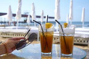 cocktails på de strand. ljus kall drycker på de strand i sommar. sommar semester och resa begrepp. foto