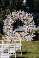 en plats för en bröllop ceremoni i natur, skön bröllop dekor foto