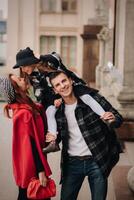 en eleganta familj av tre promenader genom de höst stad Framställ för en fotograf . pappa, mamma och dotter i de höst stad foto