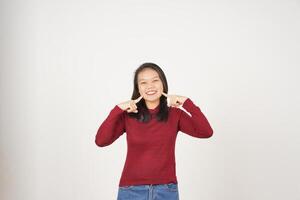 ung asiatisk kvinna i röd t-shirt leende och ser på kamera isolerat på vit bakgrund foto