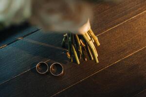 designer bröllop ringar liggande på de yta. två bröllop ringar foto