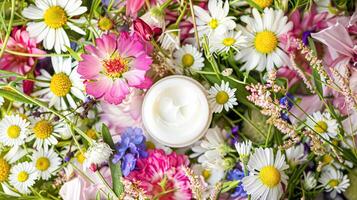 ai genererad ansikte grädde fuktighetskräm som hudvård och kroppsvård produkt med blommor bakgrund, spa och organisk skönhet kosmetika för naturlig hud vård rutin- foto