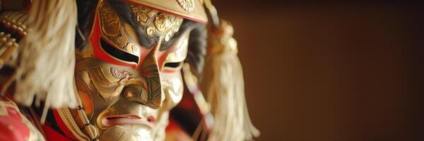 ai genererad traditionell japansk samuraj hjälm med kabuki mask, invecklad guld och röd detaljer, mot en suddig bakgrund med riklig kopia Plats foto