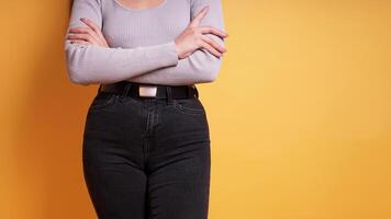midsection av kvinna bär tajt svart jeans foto