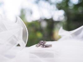diamant engagemang bröllop ringar på brud- slöja. bröllop Tillbehör. hjärtans dag och bröllop dag begrepp. foto