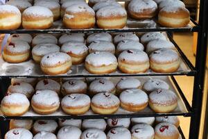 bröd och bageriprodukter säljs i en butik i Israel. foto