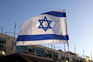 blå och vit flagga av Israel med de stjärna av David i de Centrum. foto