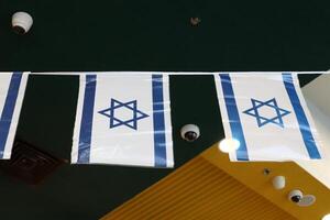 blå och vit flagga av Israel med de stjärna av David i de Centrum. foto