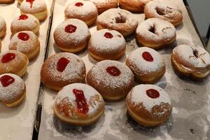 bröd och bageriprodukter säljs i en butik i Israel. foto