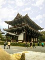 kyoto stad, Japan, 2016 -gammal toji tempel prästvigning hall med turister på blå himmel bakgrund. toji tempel är en japansk buddist tempel av de shingon sekt och unesco värld arv webbplats. foto