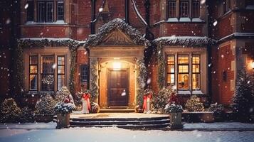 ai genererad jul i de landsbygden herrgård, engelsk Land hus herrgård dekorerad för högtider på en snöig vinter- kväll med snö och Semester lampor, glad jul och Lycklig högtider foto