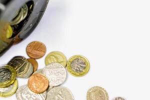 närbild och beskära brittiskt valuta mynt öppen från de nasse Bank lagd ut spridd på vänster med kopia Plats för texter och vit bakgrund. foto