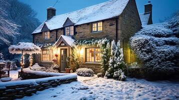 ai genererad jul i de landsbygden, stuga och trädgård dekorerad för högtider på en snöig vinter- kväll med snö och Semester lampor, engelsk Land styling foto