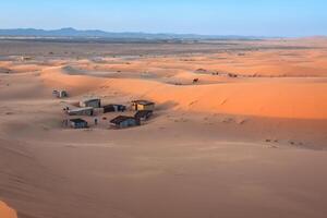 tält läger för turister i sand sanddyner av erg Chebbi på gryning, marocko foto