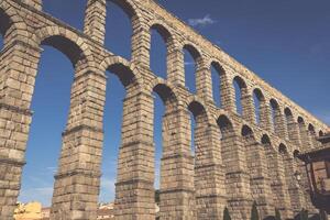 de känd gammal akvedukt i segovia, castilla y leon, Spanien foto