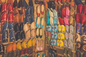 skor på en sko bås på de marknadsföra i essaouira, marocko foto