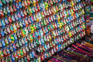 gammal medina souk fez, hantverkare affär av färgrik marockansk läder, fez, marocko. foto