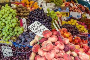 färgrik specerier marknad i Venedig, Italien. utomhus- marknadsföra bås med frukt och grönsaker. foto