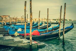 gondoler förtöjd förbi helgon mark fyrkant. Venedig, Italien, Europa foto