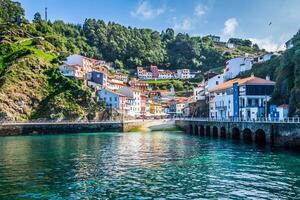 Cudillero, fiske by i asturien Spanien foto