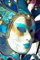 souvenirer och karneval masker på gata handel i Venedig, Italien foto