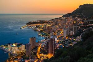 monte carlo med utsikt över monaco på natten på cote d'azur foto