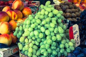 färgrik specerier marknad i Venedig, Italien. utomhus- marknadsföra bås med frukt och grönsaker. foto